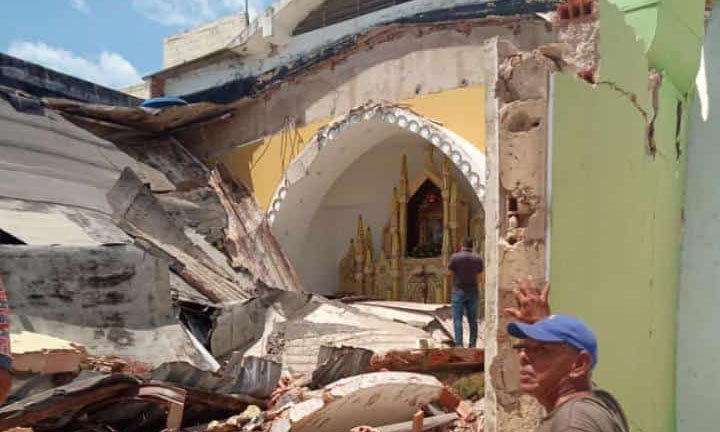 Se desploma techo de la iglesia Virgen del Rosario de Aranzazú en Santa