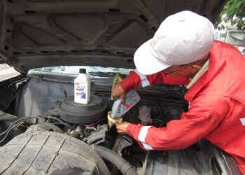 Conductores paran sus carros por falta de dinero para repararlos