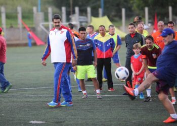 Maradona compartió con jóvenes futbolistas y se declaró "soldado de Maduro"