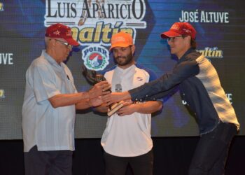 José Altuve recibió el Premio Luis Aparicio