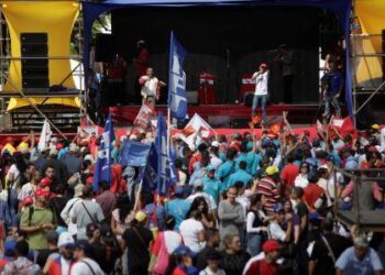 Oficialistas marcharon hoy para conmemorar los 100 años de la Revolución Bolchevique