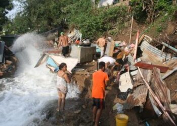 Rotura de tubería dejó 5 heridos y casas destruidas