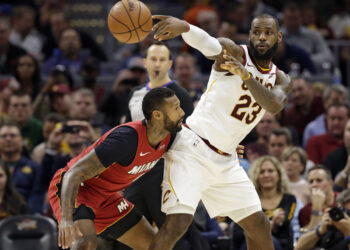 Cleveland ganó a pesar de una inédita expulsión de LeBron James