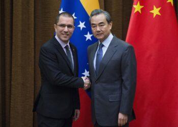 China, en reunión con Venezuela, pide respeto al camino elegido por cada país