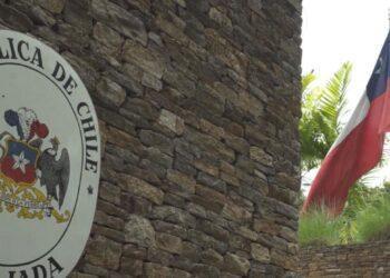 Legisladores constatan buena salud de opositores en embajada chilena