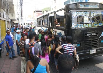 Transportistas ahora no quieren aceptar billetes de Bs 100