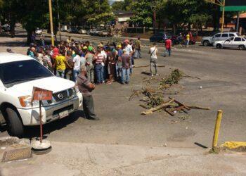 Las colas por la escasez de gasolina persisten en el oeste de Venezuela