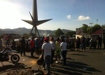 Trancaron avenida de Puerto La Cruz para exigir tratamiento de paludismo