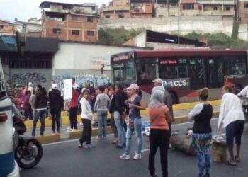 Protestas por escasez de alimentos, gas y agua arrecian en varias zonas del país