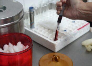 Costo de exámenes de laboratorio de rutina supera los Bs 1 millón