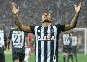 Otero brilla en triunfo de Mineiro con dos goles de tiro libre