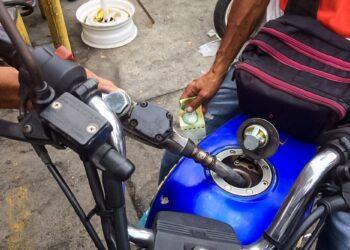 Racionan venta de gasolina en cinco estados por escasez de combustible