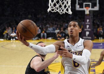 Con dramatismo, Lakers doblega a Mavericks en la NBA