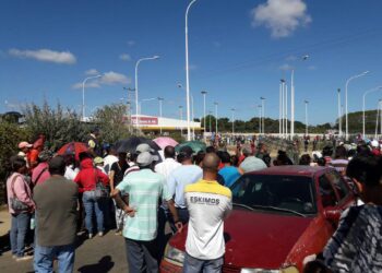 Usuarios aguantaron sol por 12 horas por comida