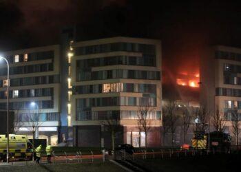 Incendio en estacionamiento calcina 1.400 autos en Gran Bretaña