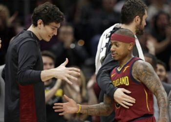 Isaiah Thomas debutó y ayudó a Cleveland a ganar y Popovich alcanzó un triunfo histórico