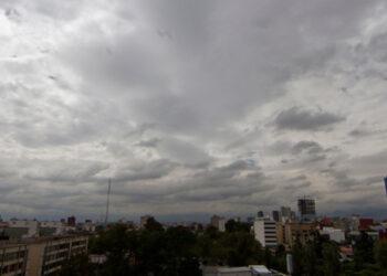 Cielos parcialmente nublados con lloviznas dispersas predominarán este martes