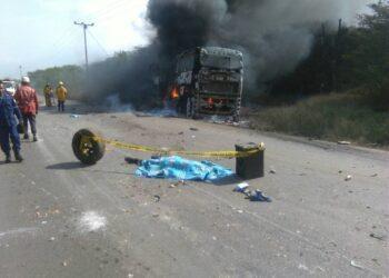 Choque de autobús y camioneta dejó siete personas calcinadas