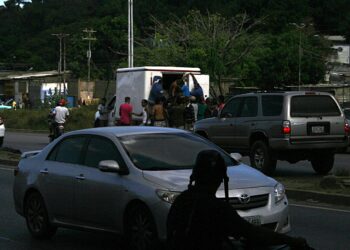 Pistoleros atracaron a 25 comerciantes de la zona oeste en la Vía Alterna