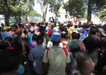 Piden desalojar a buhoneros de la calle Venezuela