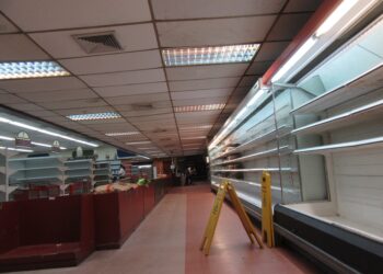 Desolados y sin mercancía están los supermercados de Puerto La Cruz