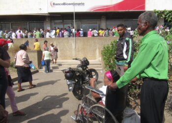 Abuelos llevan cuatro días  en colas para cobrar pensión