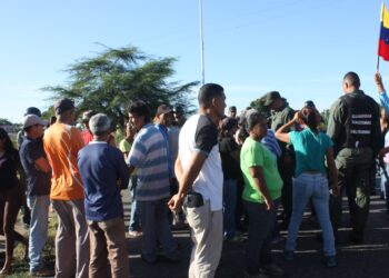 Vecinos de Anaco protestaron  para pedir comida