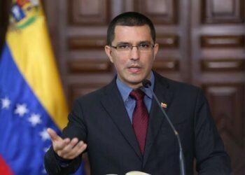 Arreaza pide a Perú reflexionar sobre impedir a Maduro ir Cumbre las Américas