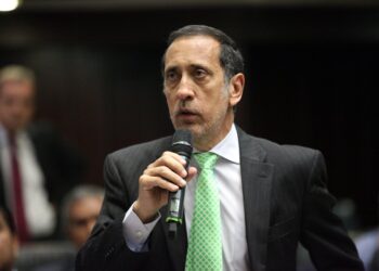 Analistas: el bolívar debe ser sustituido como moneda