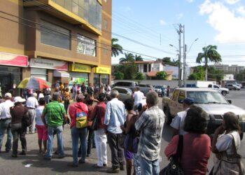 Pensionados cerraron tres vías en Barcelona por no poder cobrar