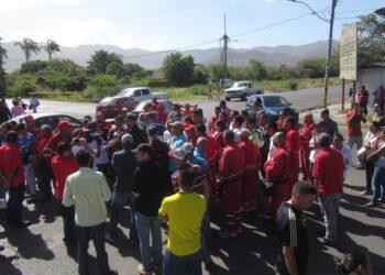 Petroleros tomaron la calle Sucre de Puerto La Cruz por segundo día
