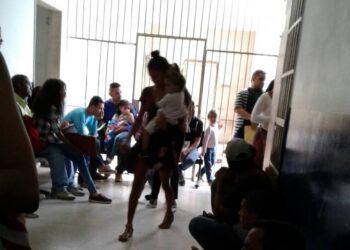 Niños esperan horas para gestión de pasaportes