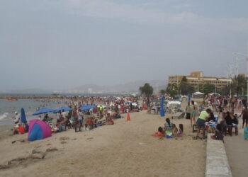 Vendedores: la concurrencia de turistas a playas de Lechería ha sido baja