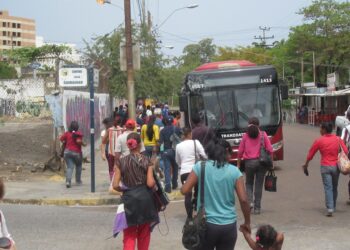 Usuarios denuncian que pasan hasta 2 horas en paradas del BTR