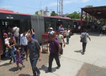 Escasez de autobuses colapsó paradas de la zona norte de Anzoátegui