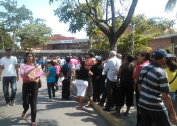 Volvieron las colas en el Abasto Bicentenario por productos a precio regulado