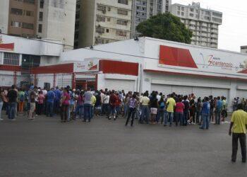 Colas en supermercados se intensifican debido a la venta de combos