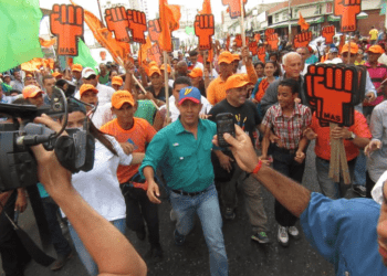 Pago en dólares a trabajadores y rescatar la producción, prometió Henri Falcón en su visita a Anzoátegui