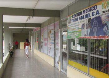 Pacientes deben ingeniárselas para realizarse análisis de laboratorio