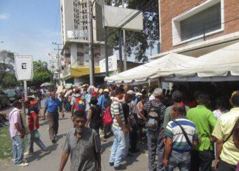 Abuelos cobraron sus pensiones entre quejas