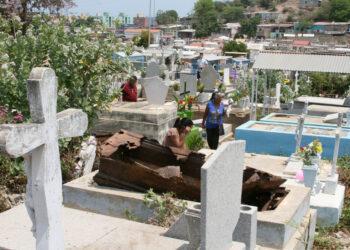 Denuncian que en el cementerio porteño están profanando las tumbas