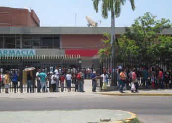 Consumidores madrugan para adquirir combos de productos a precios justos