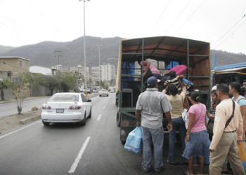 Usuarios esperan hasta dos horas por un autobús en la zona norte de Anzoátegui