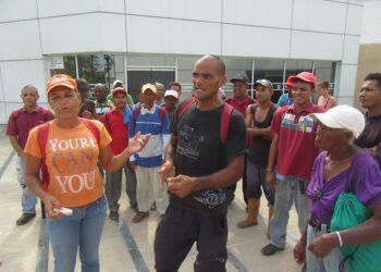 Trabajadores pararon sus labores para exigir pago del último aumento salarial