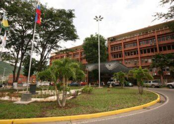 En el hospital Razetti limpian con agua ante presupuesto deficiente