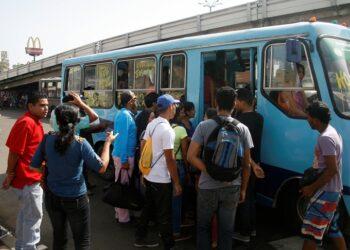 Denuncian que transportistas ya están cobrando tarifas ilegales, pese a gaceta oficial