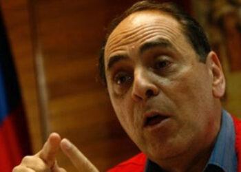 Exministro Navarro considera “discriminatoria” venta de gasolina por carnet de la patria