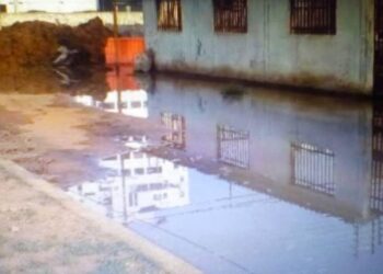 Habitantes de Valle Seco exigen   reparación de bote de aguas servidas