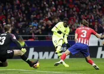 Gol postrero salva al Barcelona ante Atlético y sigue líder