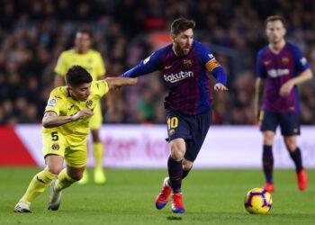 Genialidad de Messi dio triunfo y la cima a Barcelona